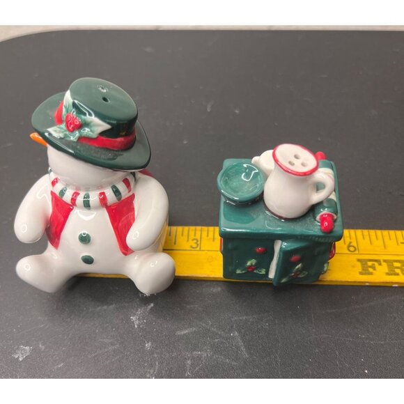 Snowman & Stove Ceramic Salt & Pepper Shaker Set Holiday Christmas Collectable - Picture 9 of 12
